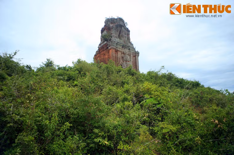 Tháp nằm trên đỉnh đồi có độ cao là 76 m, cao hơn tất cả các tháp Chăm khác ở khu vực.