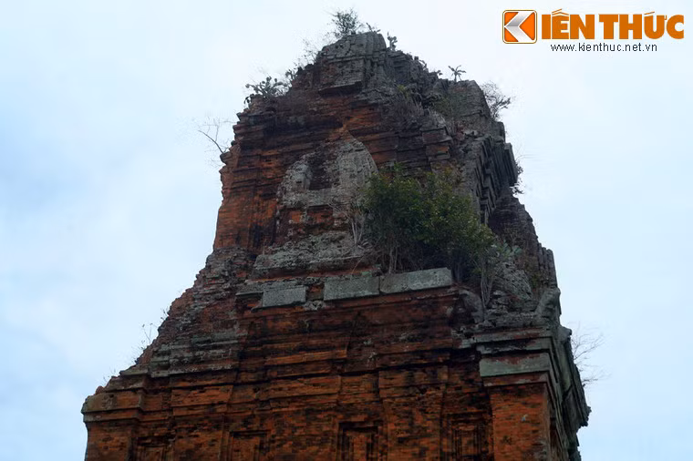 Nét độc đáo của tháp Phú Lốc cũng như các tháp Chăm mang phong cách Bình Định là dùng đá để làm các bộ phận trang trí kiến trúc như chân các cột ốp và diềm mái. Đây là nét kiến trúc thể hiện ảnh hưởng của văn hóa Khmer.