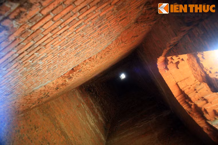 Đỉnh tháp có lỗ hổng để đưa ánh sáng tự nhiên vào trong tháp.