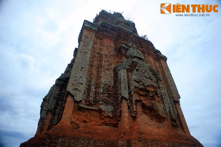 Đây là một ngôi tháp thuộc phong cách Bình Định, với nét điển hình là các cột ốp, đặc biệt là các cột ốp ở góc, các ô dọc giữa các cột ốp nhô mạnh ra và hoàn toàn để trơn. Các cửa giả đều có ba thân và ba tầng.