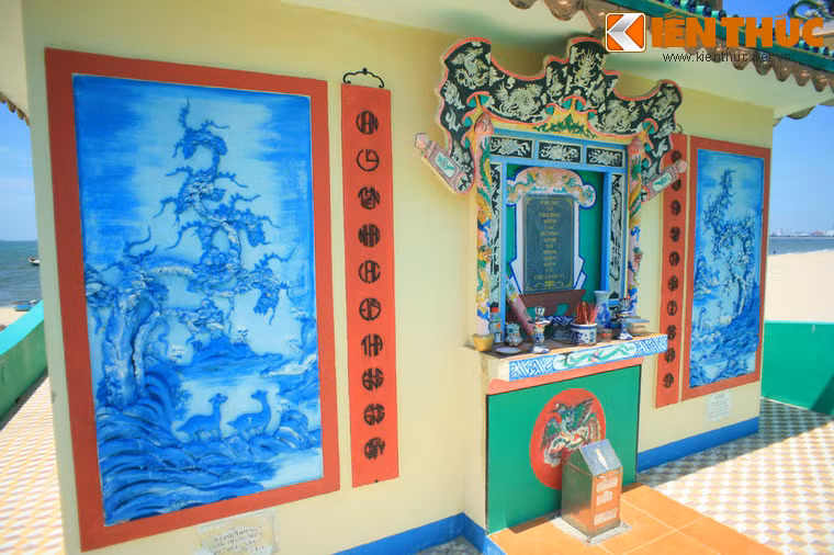 Miếu được xây từ tiền đóng góp của người dân ở các làng chài ven biển Đà Nẵng và cả những cá nhân, gia đình ở nước ngoài.