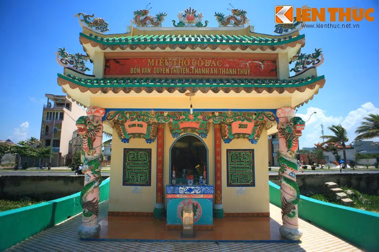 Đây vốn là nơi tọa lạc một ngôi miếu nhỏ, đã có từ rất lâu đời.