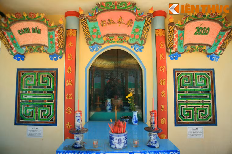 Ngôi miếu hình con thuyền này có đầy đủ các phòng thờ cúng, bàn thờ, chỗ dựng tượng Phật.