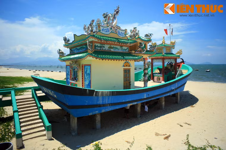 Công trình này chính là ngôi miếu thờ Cô Bác, còn gọi là miếu làng Thanh An, Thanh Thuỷ, hai làng chài khá nổi tiếng của Đà Nẵng.