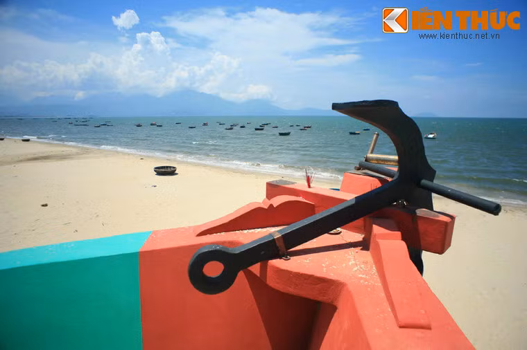 Đặc biệt, ngôi miếu có đầy đủ các "trang thiết bị" của một con thuyền như mỏ neo...