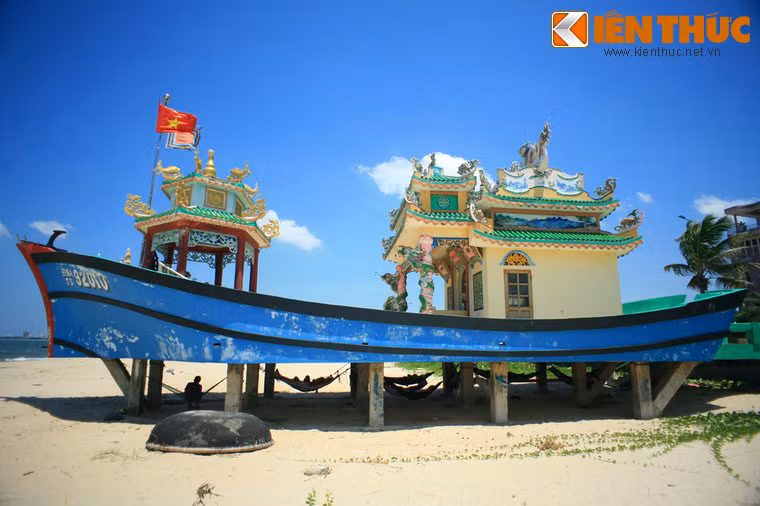 Miếu được xây dựng vững chãi với các cột móng chôn sâu vào cát đỡ con tàu phía trên.