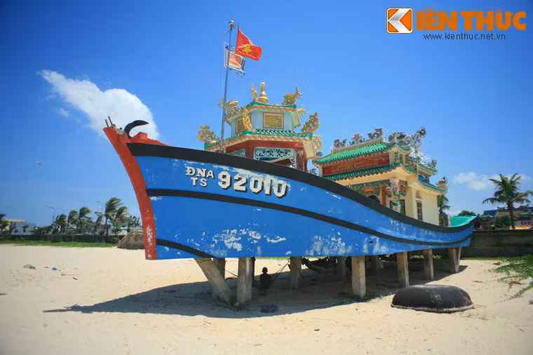 Khi đi dọc bãi biển Thanh Khê ở Đà Nẵng, nhiều du khách không khỏi ngạc nhiên khi bắt gặp một ngôi miếu hình con thuyền với lối kiến trúc vô cùng độc đáo, lạ mắt.