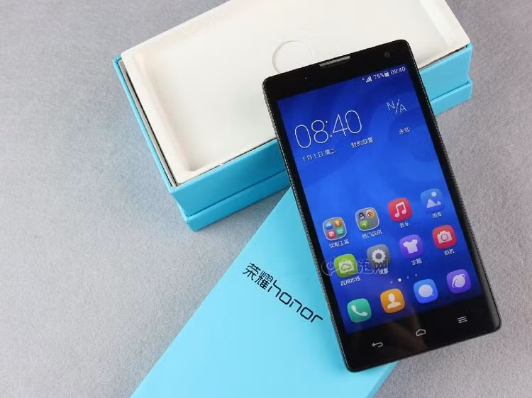  4. Huawei Honor 3C giá 125 USD (2,7 triệu đồng). Honor 3C đến nay đã hơn 1 năm tuổi nhưng vẫn rất hấp dẫn với giá 125 USD. Điện thoại sở hữu màn hình 5-inch, độ phân giải 720 pixels, bộ vi xử lý lõi tứ MediaTek, RAM 2GB, bộ nhớ 8GB và pin 2300 mAh. Trong khi camera sau của Honor thuộc loại 8MP và camera trước 5 MP. Điện thoại chạy hệ điều hành Android 4.2.