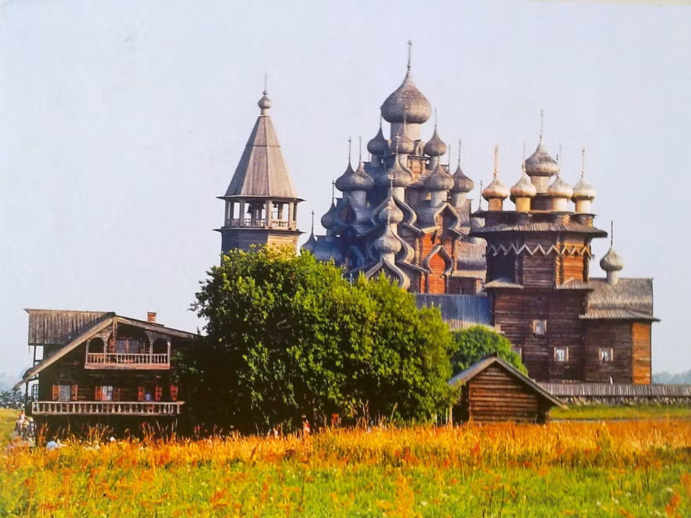 Theo các tư liệu lịch sử, nhà thờ Biến Hình được xây dựng trong khoảng thời gian từ năm 1714 - 1722.