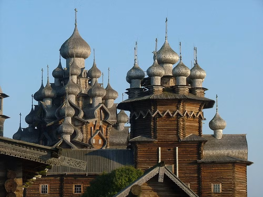 Hình dạng và kích thước các chóp mái thay đổi theo tầng, tạo ra một hình ảnh tổng quan vô cùng ấn tượng.