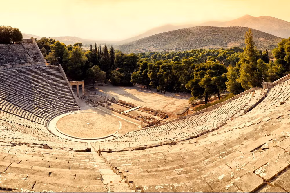 Với sức chứa như vậy, nhà hát Epidaurus có quy mô lớn hơn nhiều lần so với các nhà hát thời hiện đại.