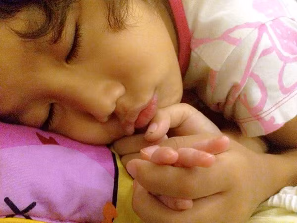 Thái Thùy Linh kể: “Thằng bé đang liu riu chuẩn bị ngủ thì nó (Gạo Nếp) từ đâu ùa vào như một cơn lốc, nắm tay nắm chân, sờ vào người thằng bé… Có lúc còn kê gối nằm áp sát người em như thể sắp đè vào. Hay như vừa xong, bắt đầu thay bỉm thì nó tóm được. Nó hăm hở đòi nhấc chân, rồi lại bỏ chân em chuyển sang nhúng bông ấm, nhất quyết đòi “cho con lau…”.