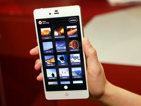  4. ZTE Nubia Z9. ZTE Nubia Z9 cũng là “quái vật” khác đến từ Châu Á với thiết kế gần như không bờ rìa. Máy trang bị màn hình 5,2-inch (độ phân giải 1080p), bộ quét vân tay, bộ xử lý 8 lõi 64 bit Qualcomm Snapdragon 810, RAM lên tới 4GB và tích hợp camera sau 13MP kèm theo bộ ổn định hình ảnh quang học.