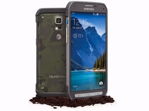  7. Samsung Galaxy S6 Active. Sản phẩm có khả năng chống thấm nước IP68 và tiêu chuẩn Mil-STD-810G. Đặc biệt máy còn hoàn toàn chống bụi bẩn. Không chỉ chống chịu được nước và bụi bẩn, Samsung Galaxy S6 active còn có khả năng chống sốc, áp lực, độ ẩm và nhiệt độ. Phiên bản Samsung Galaxy S6 active cũng có những điểm tương đồng với siêu phẩm S6. Chẳng hạn như màn hình Super AMOLED 5,1-inch độ phân giải QHD và chipset Exynos 7420 tương tự như Galaxy S6. Máy cũng tích hợp camera 16MP ở mặt sau và camera 5MP ở mặt trước và hoạt động trên hệ điều hành Android 5.0.2 với giao diện người dùng TouchWiz.