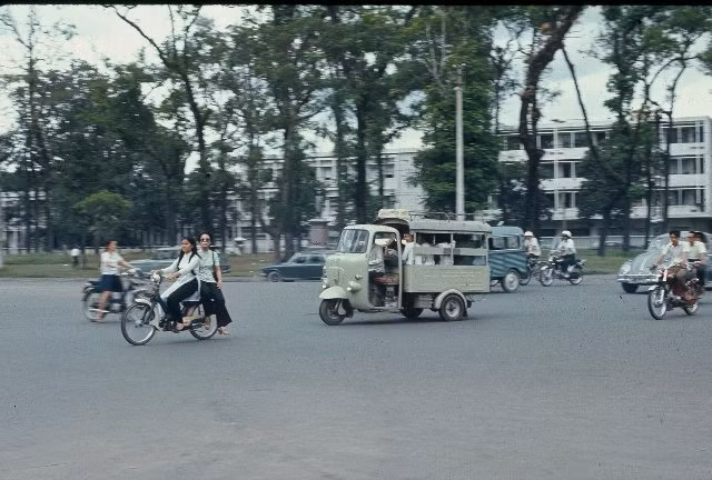 Vườn hoa trước nhà thờ Đức Bà, nhìn từ Bưu điện Trung tâm.