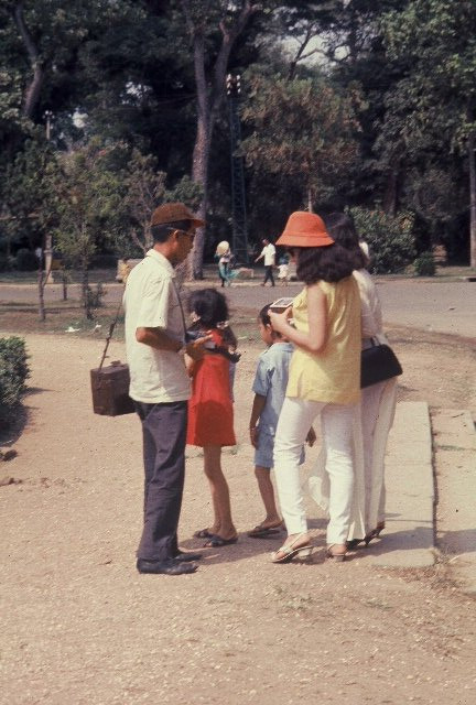 Một gia đình tham quan Thảo Cầm Viên.