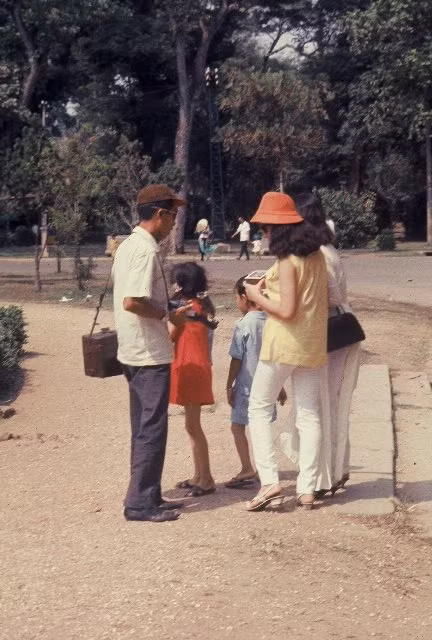 Một gia đình tham quan Thảo Cầm Viên.