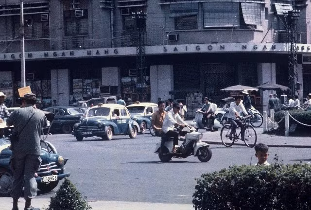 Cảnh nhộn nhịp bên ngoài ngân hàng Sài Gòn.