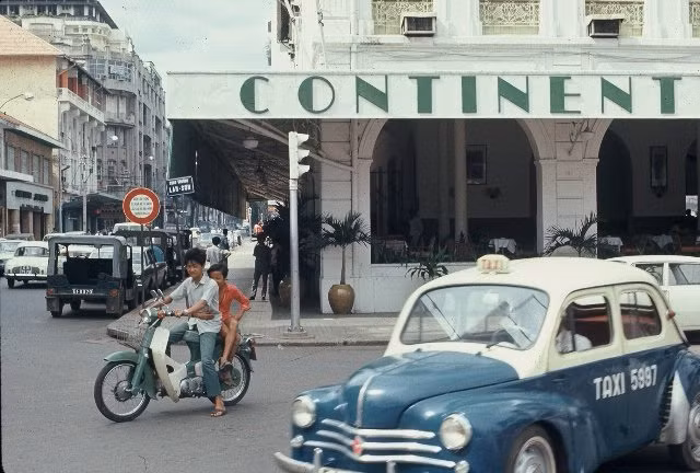Bên ngoài khách sạn Continental Saigon.