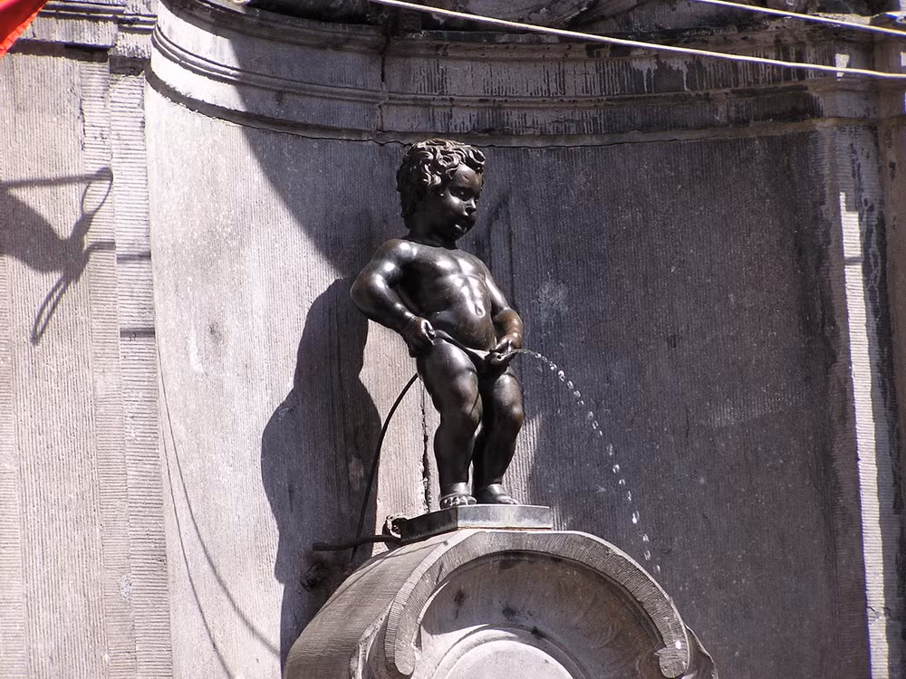 Trong suốt 4 thế kỷ, bức tượng Manneken Pis đã nhiều lần bị đánh cắp, và bức tượng hiện nay có từ năm 1965. Phiên bản phục dựng gốc được giữ tại cung điện Grand ở Brussels.