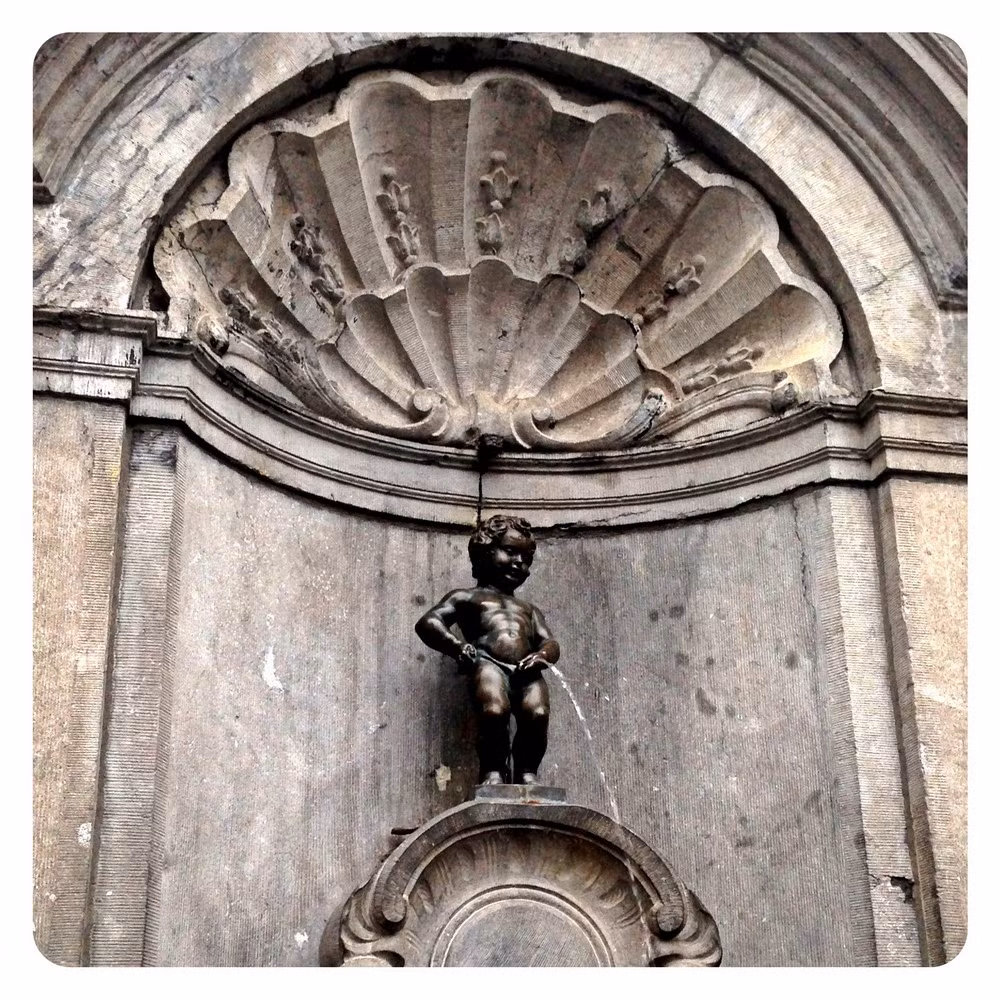 Trong gần 400 năm tồn tại, có rất nhiều giai thoại xuất hiện xung quanh bức tượng Manneken Pis.