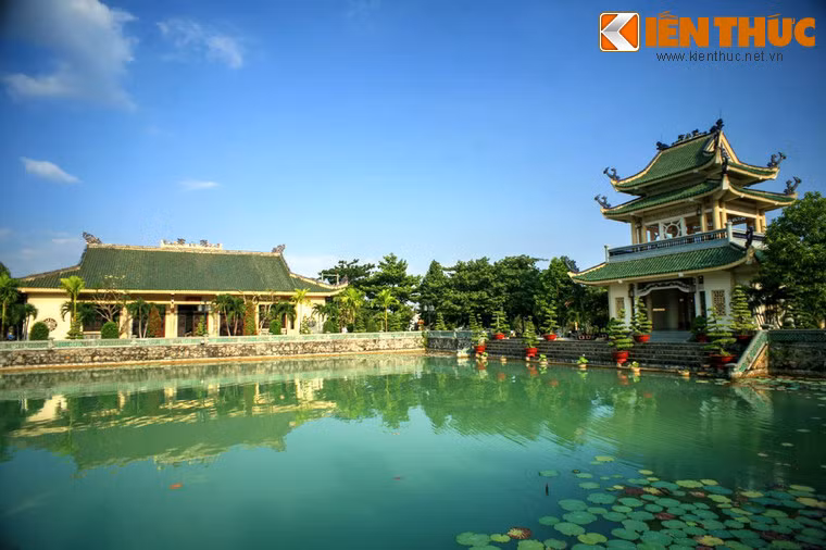 Công trình được khánh thành giai đoạn 1 vào ngày mùng 3 Tết Nhâm Ngọ (14/2/2002). Sau đó, trong dịp kỷ niệm 290 năm Văn miếu Trấn Biên (1715 - 2005), giai đoạn 2 của công trình tiếp tục được hoàn thành để Văn miếu có diện mạo như hiện tại. Ảnh: Nhà hữu vu và Khuê Văn Các soi bóng xuống hồ Tịnh Quang hình vuông - tượng trưng cho đất.