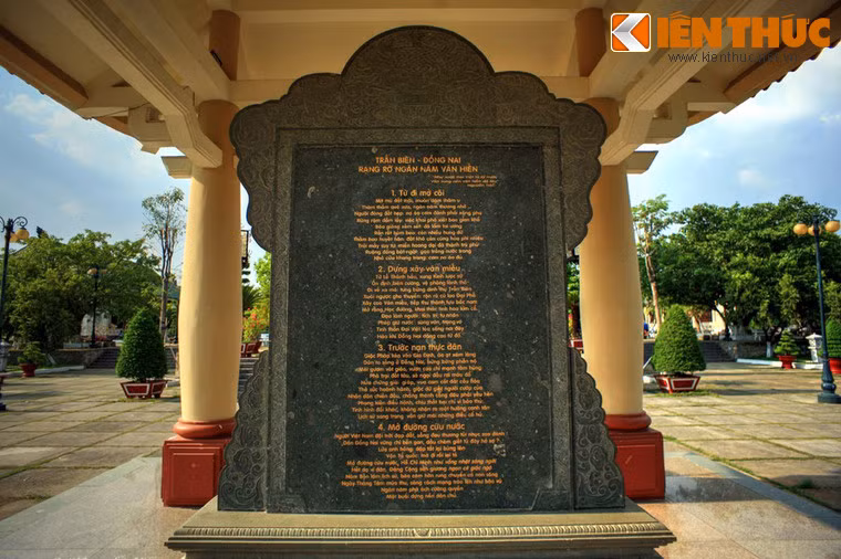 Theo mô tả của Đại Nam nhất thống chí, Văn miếu Trấn Biên được xây dựng trên thế đất đẹp: Phía nam trông ra sông Phước Giang, phía bắc dựa vào núi Long Sơn, là một nơi cảnh đẹp thanh tú, cỏ cây tươi tốt...Bên trong rường cột chạm trổ, tinh xảo... Trong thành trăm hoa tươi tốt, có những cây tòng, cam quýt, bưởi, hoa sứ, mít, xoài, chuối và quả hồng xiêm đầy rẫy, sum sê, quả sai lại lớn.... Ảnh: Văn bia trong nhà bia.