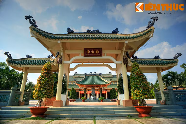 Như vậy, ngoài vai trò vai trò thờ phụng, Văn miếu Trấn Biên còn đóng vai trò như một trung tâm văn hóa, giáo dục của tỉnh Biên Hòa xưa và của cả Nam Bộ trước khi Văn miếu Gia Định ra đời vào năm 1824. Ảnh: Đại Thành Môn - cổng dẫn vào nhà thờ chính.