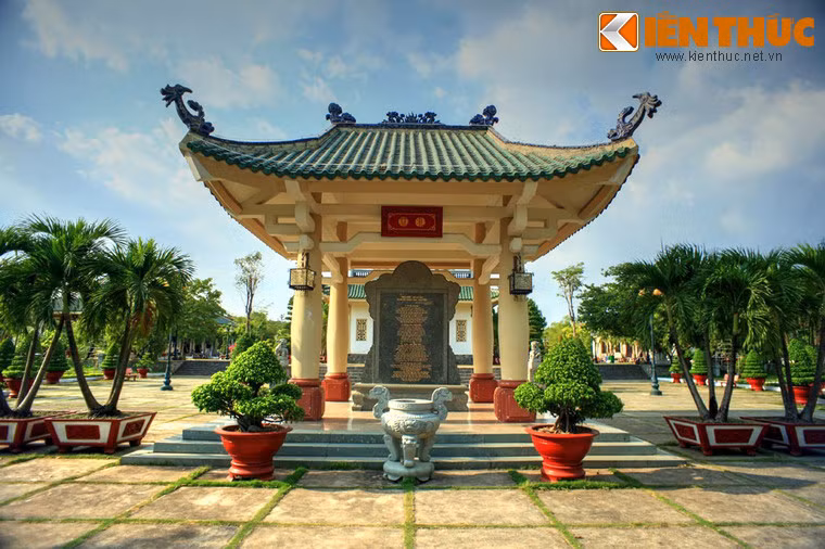 Có lịch sử hình thành từ năm 1715, Văn miếu Trấn Biên là văn miếu đầu tiên được xây dựng tại xứ Đàng Trong để tôn vinh Khổng Tử, các danh nhân văn hóa nước Việt và làm nơi đào tạo nhân tài phục vụ cho chế độ. Ảnh: Nhà bia truyền thống Trấn Biên - Đồng Nai.