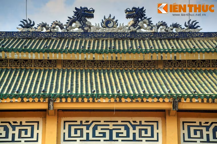 Vào năm 1998, Văn miếu Trấn Biên được khởi công khôi phục lại trên nền Văn miếu cũ với số tiền đầu tư gần 20 tỷ đồng. Ảnh: Chi tiết kiến trúc trên nhà thờ chính.