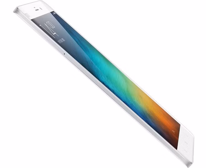  Xiaomi Mi Note: Đây là chiếc phablet cao cấp đầu tiên của Xiaomi. Mi Note có độ hoàn thiện cao hơn các sản phẩm khác của hãng vơi màn hình công nghệ OGS, kính bảo vệ 2,5D cong giúp thao tác thoải mái hơn khi sử dụng.
