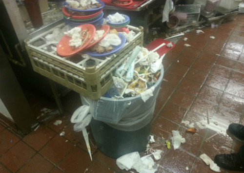 Còn đây là những hình ảnh mất vệ sinh tại một quán ăn tại bang Florida, Mỹ trong một đoạn video up lên Youtube với gian bếp tràn ngập rác và các món ăn bẩn. Đoạn video này đã thu hút được hơn 280.000 lượt xem và 2500 nhận xét.