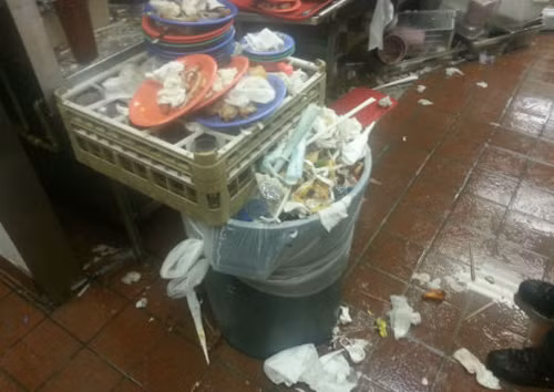 Còn đây là những hình ảnh mất vệ sinh tại một quán ăn tại bang Florida, Mỹ trong một đoạn video up lên Youtube với gian bếp tràn ngập rác và các món ăn bẩn. Đoạn video này đã thu hút được hơn 280.000 lượt xem và 2500 nhận xét.