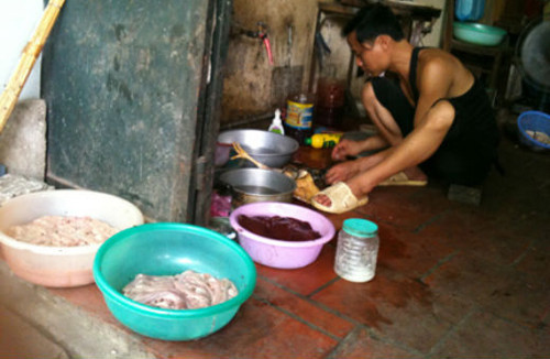 Hình ảnh tại một quán phở ở Hà Nội quán khiến những người chứng kiến cảnh này không khỏi 'rùng mình'. Người bán hàng bày lòng ra chậu mà không che đậy để ruồi bu. Không những thế, gà còn được làm dưới nền gạch gần cống nước.