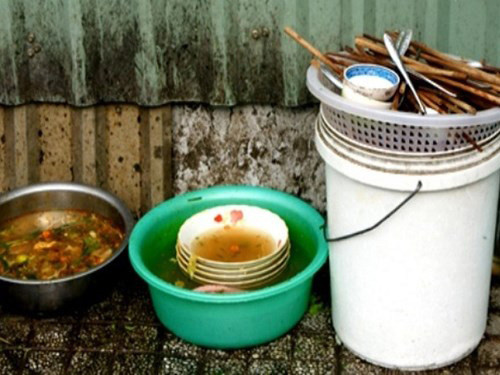 Những chiếc bát chưa cọ rửa...