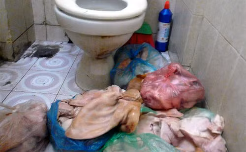 Một cơ sở sản xuất nem tai gây kinh hoàng dư luận. Liệu có bao nhiêu quán bình dân mua hàng từ cơ sở này?