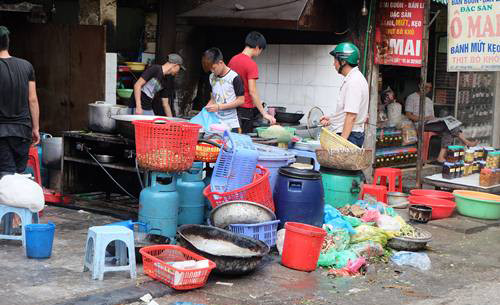 Một quán ăn bình dân nằm quanh khu vực bệnh biện Việt Pháp. Quán ăn này chế biến thức ăn ngay cạnh những túi đựng rác.