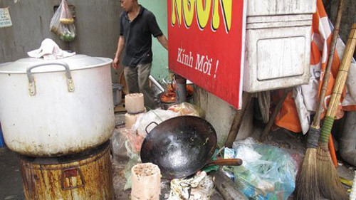 Chiếc chảo cáu bẩn, đặt ngay cạnh một đống rác.