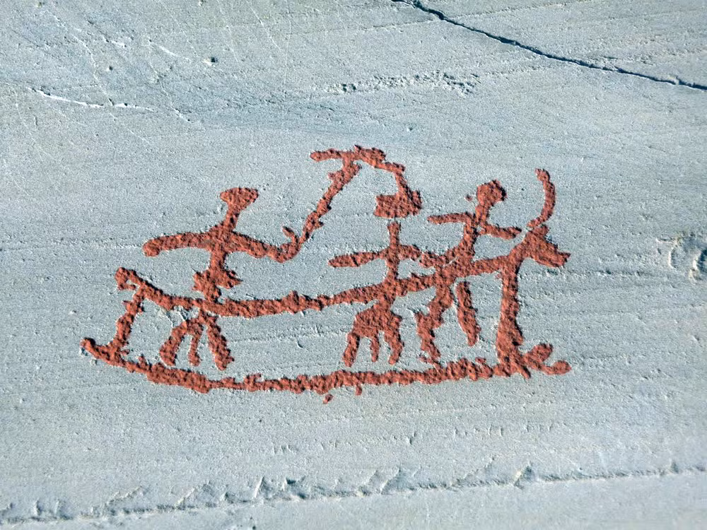 Các hình khắc ở Alta được phát hiện vào tháng 6/1973. Kể từ đó, nhiều cuộc khảo sát đã được thực hiện và hàng loạt phiến đá có hình khắc đã được tìm thấy trên một khu vực rộng lớn.