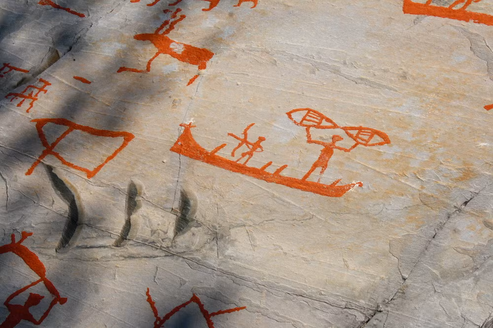 Những hình khắc này đã tái hiện bức tranh lịch sử sống động về một dân tộc sinh sống bằng các nghề săn bắn, hái lượm, đánh cá ở khu vực Bắc Cực từ thời tiền sử.