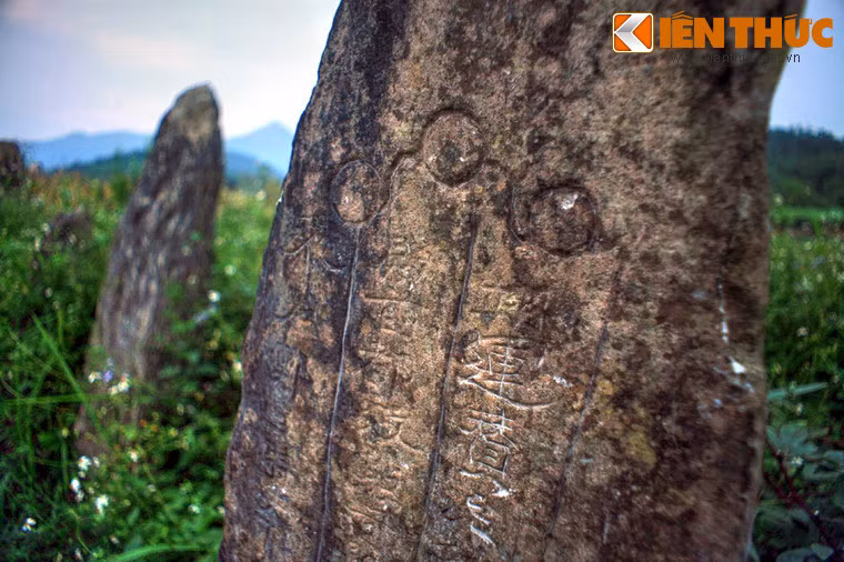 Cột đá chính có vai trò như bia mộ, có khắc chữ Hán ghi tên người đã chết cùng những dòng ghi lại thân thế và sự nghiệp.