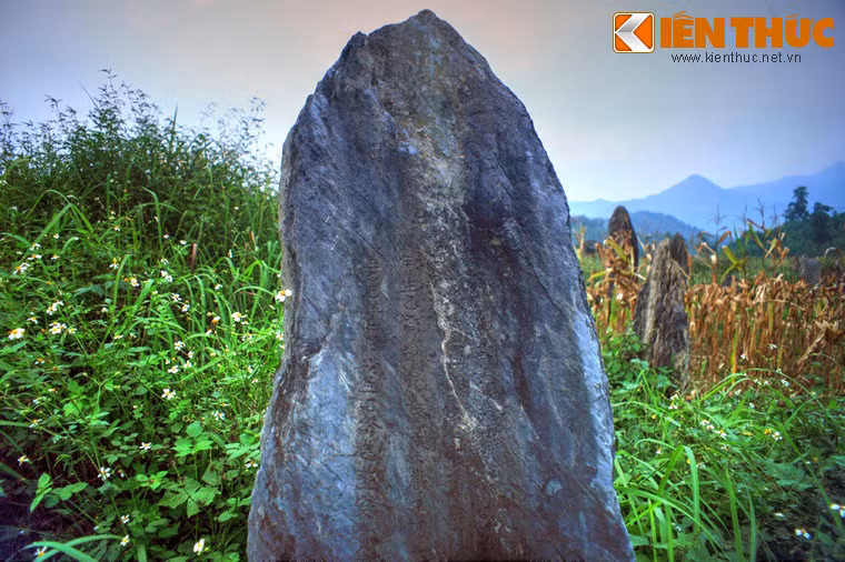 Các cột đá dựng lên ở khu mộ cổ Đống Thếch không chỉ dùng để đánh dấu mộ mà còn là nơi nương tựa của linh hồn theo quạn niệm của người Mường xưa.