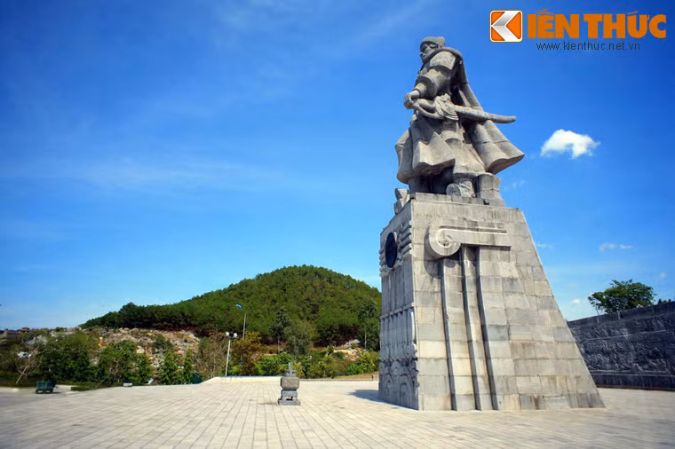 Nằm ở bờ phải sông Hương, cách trung tâm thành phố Huế 4 km về phía Nam, Núi Ngự Bình - dân gian thường gọi ngắn gọn là núi Ngự - là ngọn núi có tầm quan trọng đặc biệt trong lịch sử cố đô Huế. Ảnh: Tượng đài Hoàng đế Quang Trung dưới chân núi Ngự.