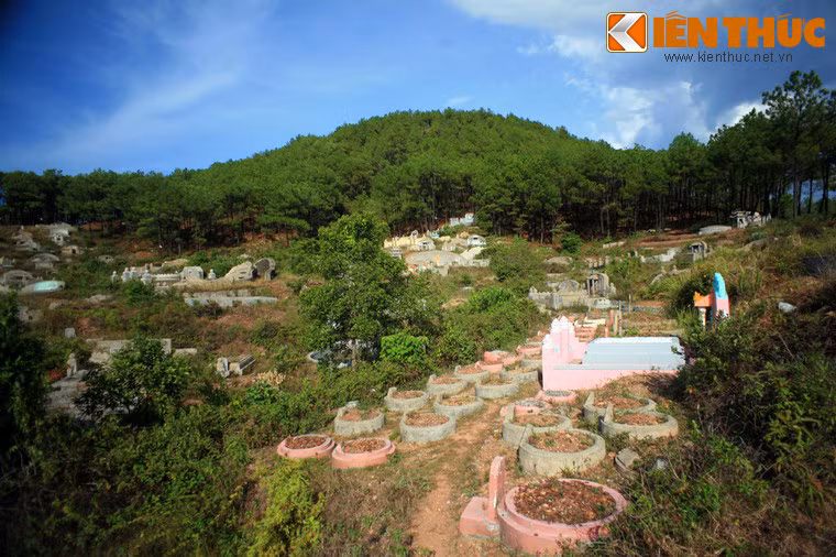 Bởi núi có hình dạng như một tấm bình phong, các đời chúa Nguyễn Phúc Thái, Nguyễn Phúc Khoát và vua Gia Long khi xây dựng kinh thành đều đặt núi Ngự làm án (chắn ngang) trước thủ phủ theo thuật phong thủy. Ảnh: Quanh chân núi Ngự là những nghĩa trang rộng lớn của người dân Huế.