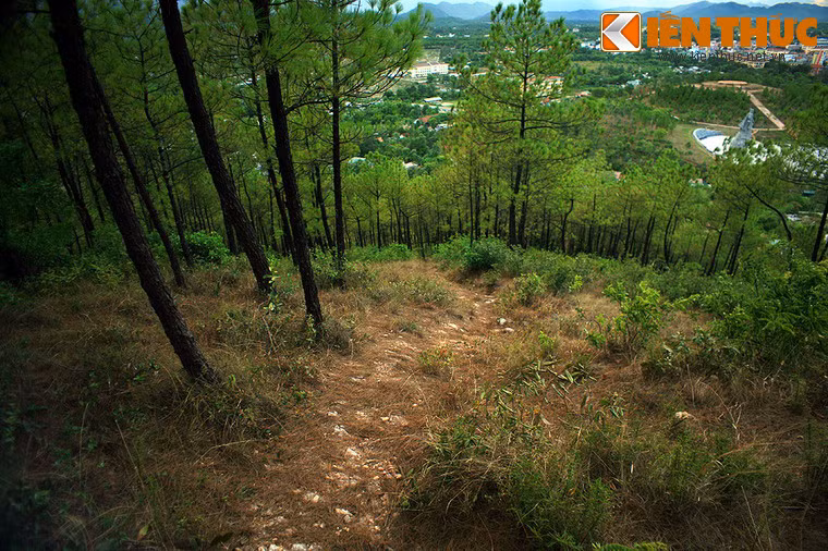 Địa thế độc đáo của núi Ngự Binh đã được ghi lại trong nhiều sử liệu chính thức của triều Nguyễn. Ảnh: Một lối mòn dẫn lên đỉnh núi Ngự Bình.