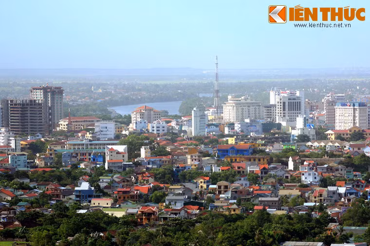 Có nhiều câu thơ của xứ Huế nói đến cặp danh thắng này, tiêu biểu là câu: Đi đâu cũng nhớ quê mình / Nhớ sông Hương gió mát, nhớ non Bình trăng treo. Ảnh: Một góc sông Hương nhìn từ núi Ngự.