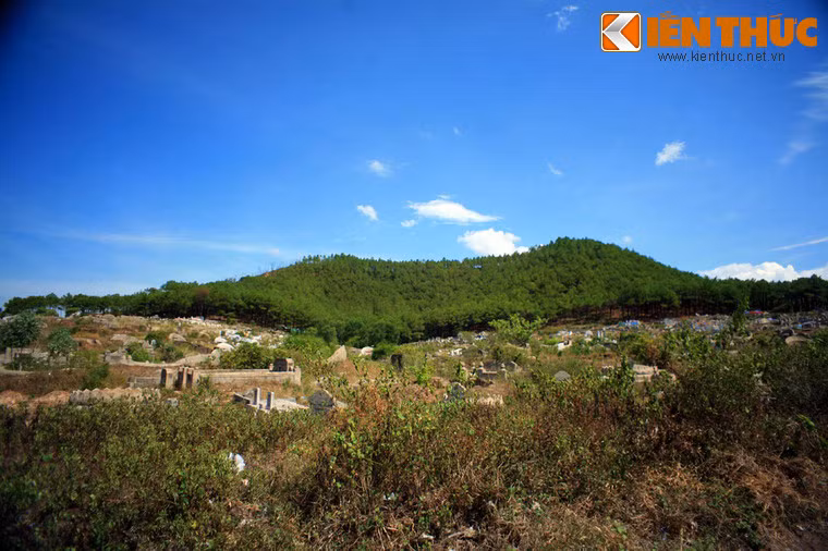 Là một hòn núi đất cao 103 m, núi Ngự Bình có dạng hình thang, đỉnh bằng phẳng nên còn được gọi là Bằng Sơn. Ảnh: Toàn cảnh núi Ngự.