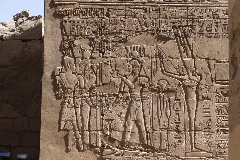 Theo quan niệm của người Ai Cập cổ đại, cột đá là những cây hoa mọc lên từ đất. Do đó trên đỉnh những cột đá được chạm khắc hoa văn và chữ tượng hình rất tinh tế.