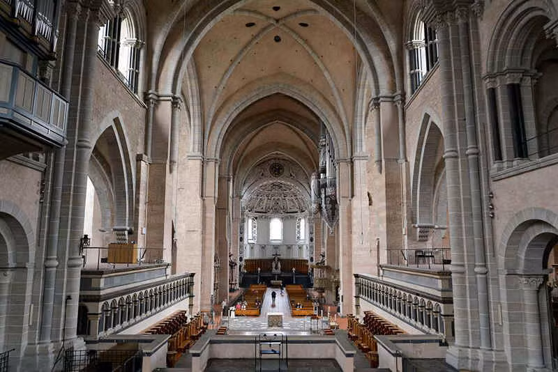 Kết cấu bên trong nhà thờ được hoàn thiện từ thế kỷ 14.