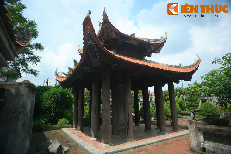 Chùa có tên Nhất Trụ là do trước chùa có một cột đá Nhất Trụ (cột kinh Lăng Nghiêm). Được dựng từ cuối thế kỷ thứ 10, đây là thạch kinh lớn và cổ nhất Việt Nam.